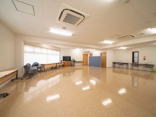 明るい多目的室の様子