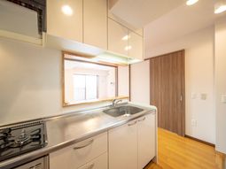 明るいキッチンの空間