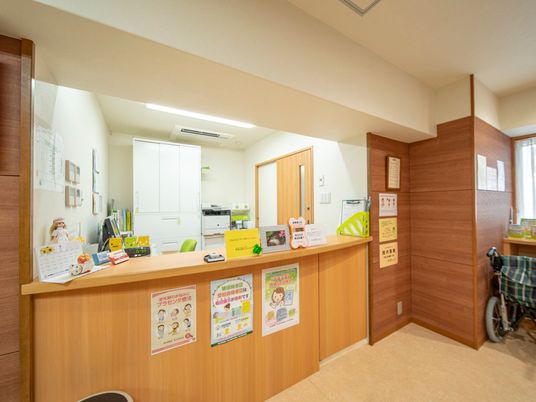 フロントデスクと掲示物