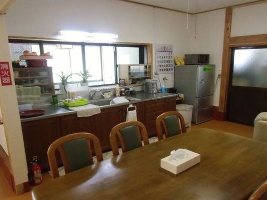 明るい食堂と流し台  
