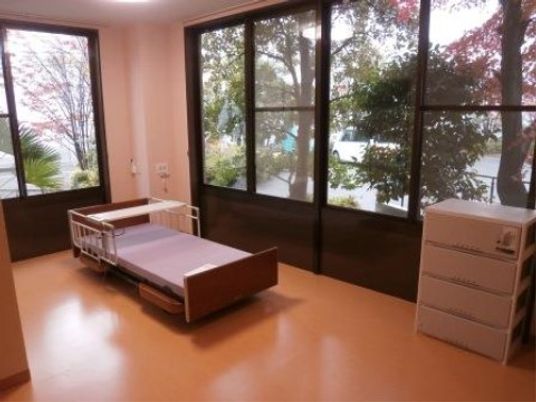 広々とした明るい居室