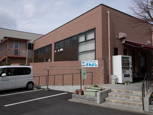 茶色い建物の外観