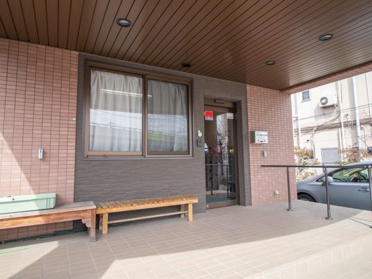 入口とベンチの前景