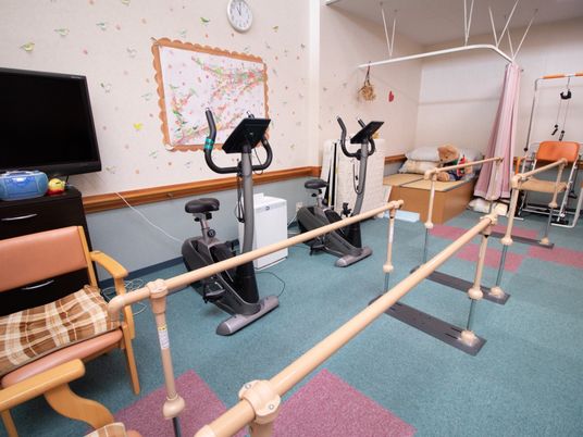 機能訓練用具とベッドの部屋