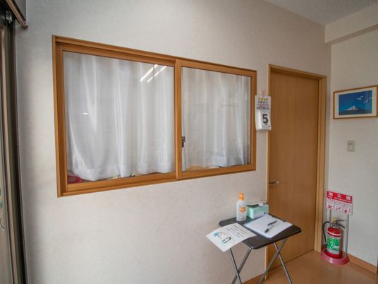 廊下の掲示物と窓