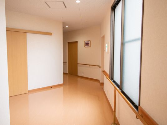 廊下の手すりと窓