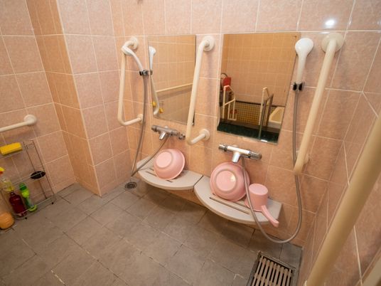 バリアフリー設計の浴室