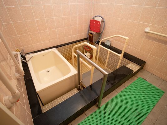 手すり付き浴槽の設備