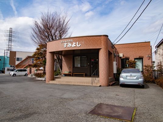 茶色の建物のエントランス