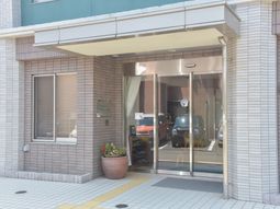 明るいエントランス風景