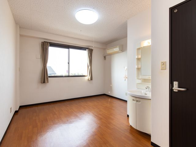 明るい居室の空間 居室 清潔で落ち着いた色合いの居室です。窓からの陽光が心地良い空間を作り出しています。