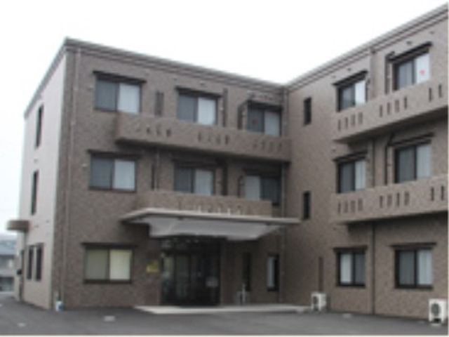 外観の建物正面 外観 手入れが行き届いた建物の正面には、明るく迎えてくれる広々としたエントランスがあります。働く環境として機能的で落ち着いた印象を与えてくれるでしょう。