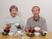 和やかな食事時の高齢者