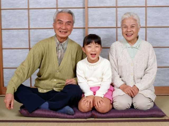 笑顔の家族和室にて 来訪者様 笑顔あふれる家族の時間を大切にできる居心地の良い和室です。ここでゆっくりとくつろぎながら、暖かい雰囲気の中で交流を深めることができます。