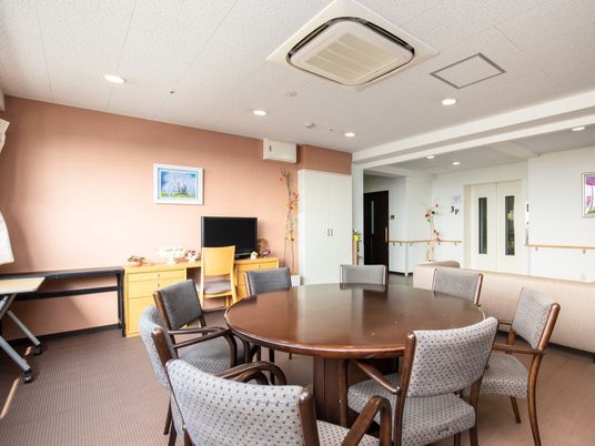 円卓と椅子のある明るい部屋