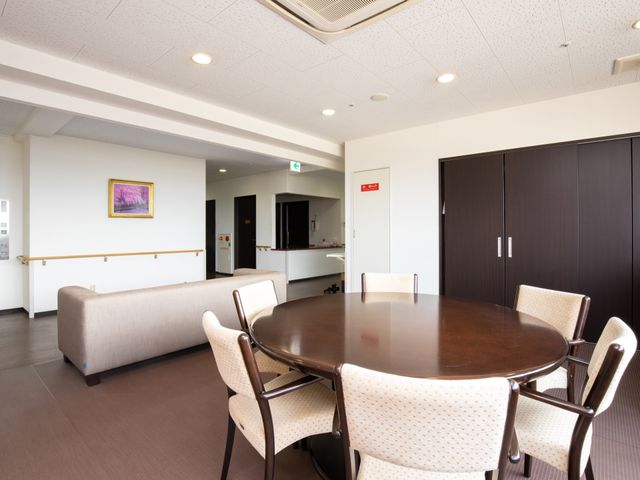 快適なラウンジの一角 談話室 心地よいソファと円卓が配置され、ゆったりとくつろげる空間です。