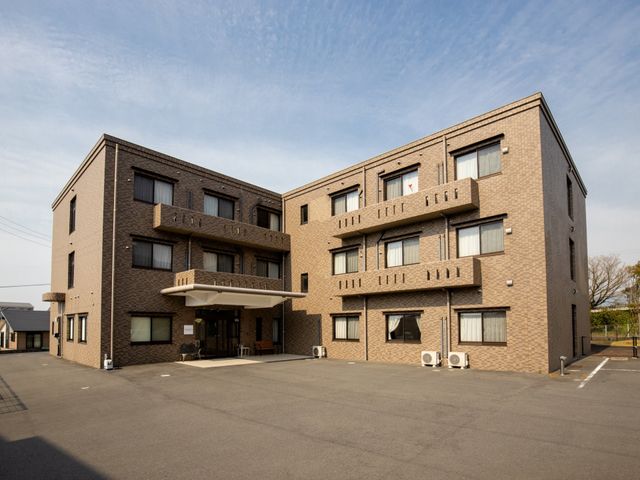 清潔感のある建物外観 外観 ゆったりとした駐車スペースがあり、心安らぐ環境です。明るく広々としたエントランスが迎えてくれる場所です。