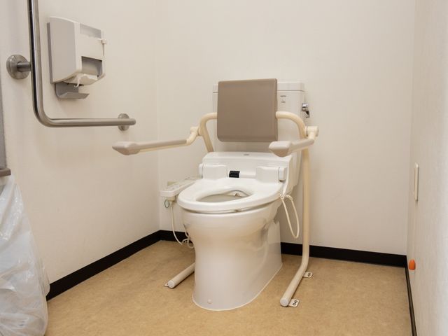 バリアフリートイレ設備 トイレ 安全な使用を支える多機能トイレ。手すりや安全装備も整っています。