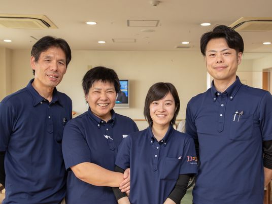 笑顔のスタッフ４人集合