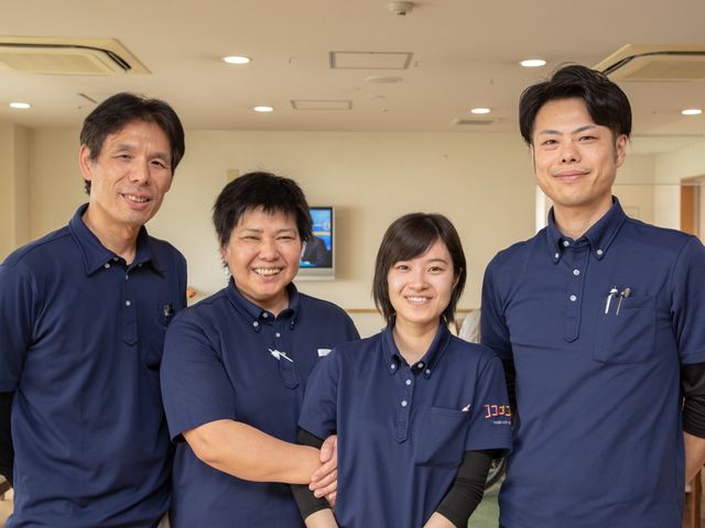 笑顔のスタッフ４人集合