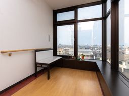 窓辺の落ち着いた休憩スペース