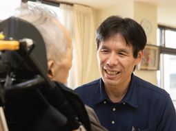 笑顔で対話するスタッフ