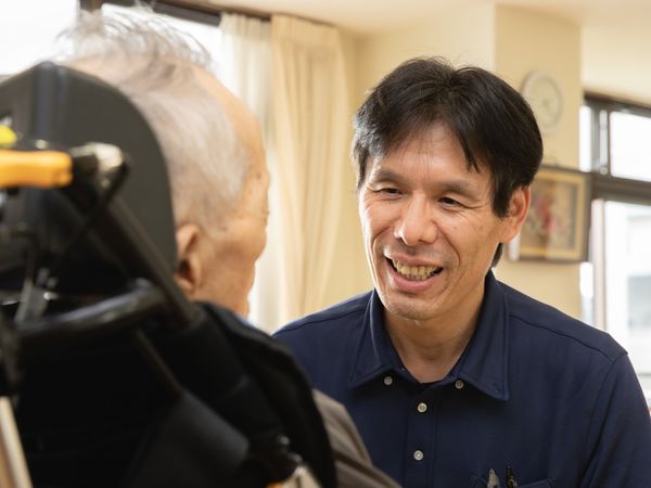 笑顔で対話するスタッフ