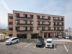 広々とした建物の外観