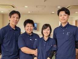 元気なスタッフの集合写真