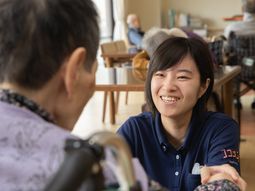 笑顔で接するスタッフ