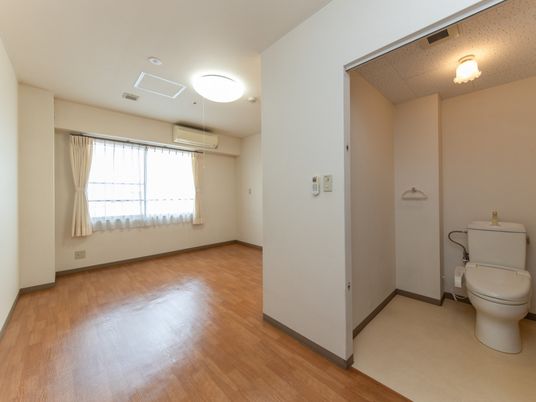 ゆったりとした洋室の居室