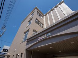 建物正面と看板の様子