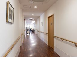 廊下に手すりとアート