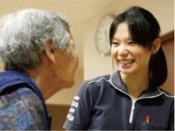 笑顔交わすスタッフと利用者