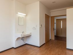 洗面台のある明るい室内