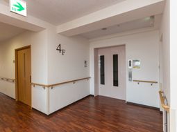 4階廊下とエレベーター