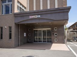 明るい施設のエントランス