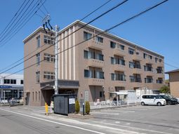 多階層の建物の外観