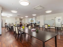 広々とした明るい食堂