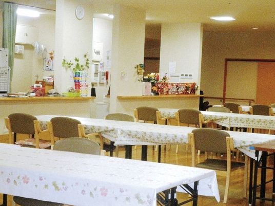 明るい食堂の様子