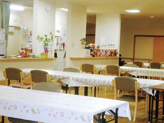 明るい食堂の様子