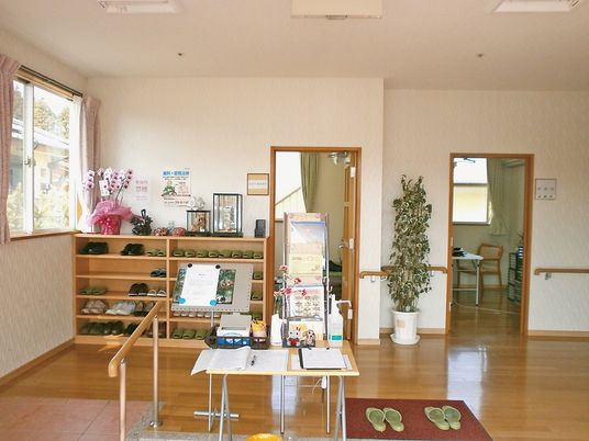 エントランスの明るい風景