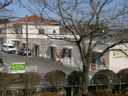 白壁の建物と周囲の環境