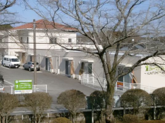 白壁の建物と周囲の環境