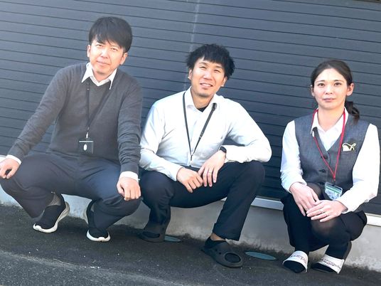 笑顔のスタッフ3人  