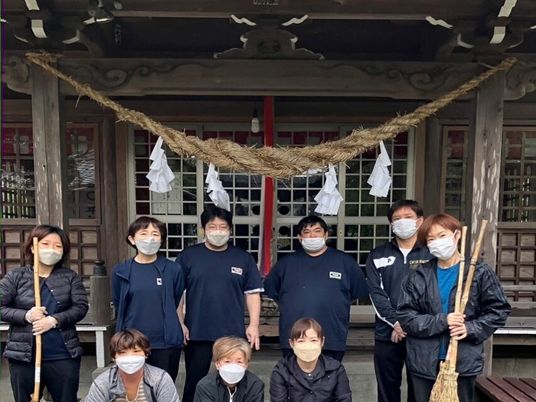 神社前のスタッフ集合  