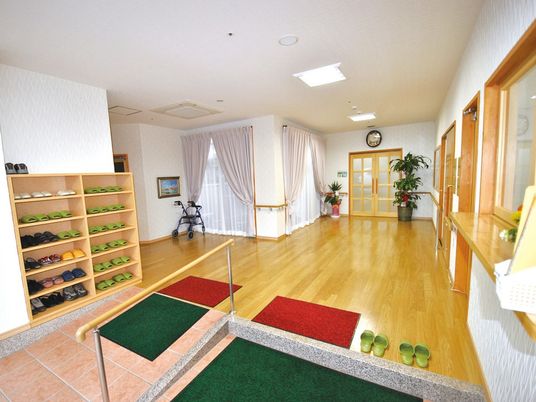 入口の明るいロビー風景