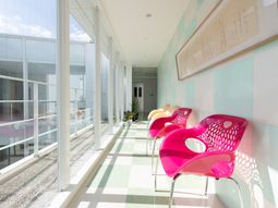 カラフルな椅子のある廊下