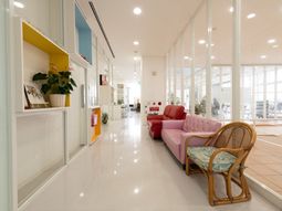 明るい廊下と待合ソファ