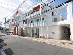 白と赤のモダン建物